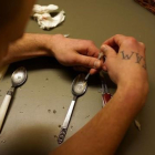 Un adicto se prepara una inyección de heroína, en Saint Johnsbury, Vermont.