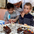 El salón abrió ayer sus puertas en el claustro del seminario de Astorga que acogió los primeros talleres dedicados especialmente a los pequeños chocolateros. RAMIRO