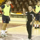Jordi Ribera da instrucciones a sus jugadores en un reciente entrenamiento con el central sueco Dode