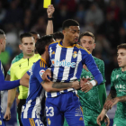 La Deportiva vio seis tarjetas amarillas ante el Levante UD, incluyendo la de su entrenador, y una roja directa. L. DE LA MATA