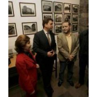 Riesco posa junto al hijo de Amalio Fernández en la inauguración de la sala