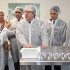 Lucas Sigman, directivo del Grupo Chemo, muestra a Herrera las instalaciones de la nueva planta farmacéutica en Navatejera. RAMIRO