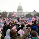 El presidente de Estados Unidos jura su cargo ante dos Biblias y ante su familia.