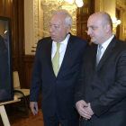 García-Margallo, junto al ministro de Defensa de Georgia y el pintor Augusto Ferrer-Dalmau, ayer.