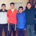 Raúl Celada, segundo por la izquierda, junto a su nuevo entrenador y compañeros. DL