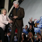 La candidata demócrata Hillary Clinton junto a su marido, expresidente de EEUU, en el caucus en Davenport (Iowa).