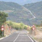 Una imagen de la nueva carretera que conduce entre castaños de la N-120 hasta Oencia.