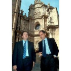 Herrera y Camps conversan delante de la catedral de Valencia