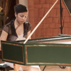 La joven leonesa Sara Johnson Huidobro tocando el clave en un recital. DL