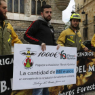Los efectivos explican su situación y entregan mil euros a la asociación de fibrosis quística. RAMIRO