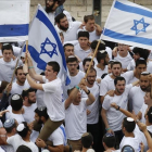 Manifestantes israelís celebran la aprobación de la ley en el Parlamento. /