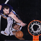 Marc Gasol intenta taponar una canasta de Leonard, en el partido de San Antonio
