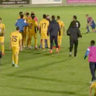 Jugadores de la Ponferradina protestando al árbitro por la decisión