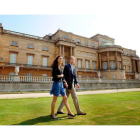 El príncipe Guillermo y Catalina, duques de Cambridge, caminan de la mano por los jardines de Buckingham.