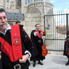 Los tunos rondan por la ciudad y animan la jornada. A. VALENCIA
