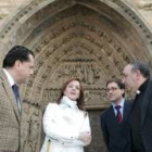 Mario Amilivia, Silvia Clemente, Enrique Sáiz y Mario González, a la puerta de la Catedral