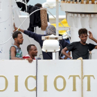 La Agencia de la ONU para los Refugiados (ACNUR) y la Organización Internacional para las Migraciones (OIM) instaron hoy al Gobierno italiano a permitir el desembarco de los 150 inmigrantes que siguen a bordo del barco militar 'Diciotti' en el puerto de C