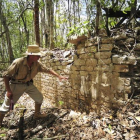 Un arqueólogo del INAH muestra los restos de un edificio perteneciente a la ciudad maya de Chactún.