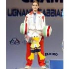 La levantadora berciana muestra orgullosa su medalla de plata
