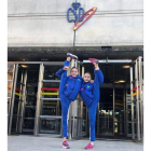 Andrea y Sara delante del Centro de Alto Rendimiento de Madrid. DL