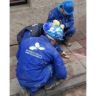 Dos alumnos trabajan en el acondicionamiento del Camino de Santiago