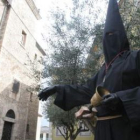 El popular nazareno Lambrión Chupacandiles, ayer ante la Basílica de la Encina.