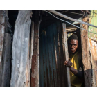 Un hombre observa desde su casa ayer, en Puerto Príncipe (Haití). JOHNSON SABIN