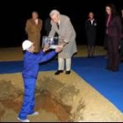 La foto de archivo muestra la primera piedra del rascacielos berciano