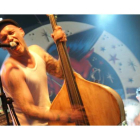 La música, el santo y seña de los rockers junto a las motos y el cuero, protagoniza muchas de las fotografías.