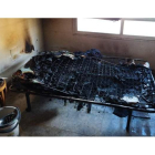 Imagen de la cama quemada facilitada por los bomberos. DL