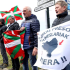 Simpatizantes de la izquierda abertzale piden la amnistía para los presos de ETA frente a Villa Arnaga de Cambo (Francia). JEI