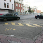 Aparcamiento para personas con movilidad reducida en la calle Álvaro López Núñez.