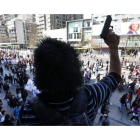 Un manifestante sostiene una pistola de plástico durante la Marcha Nacional por la Educación por el centro de Santiago de Chile.