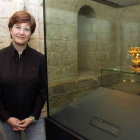 La historiadora leonesa Margarita Torres, que descubrió hace un año que el Santo Grial lleva en San Isidoro mil años, posa junto al cáliz en la sala blindada en la que se exhibe.