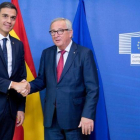 Pedro Sánchez saluda al presidente de la Comisión Europea, Jean Claude Juncker, este miércoles en Bruselas.