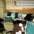 Dos agentes controlan contenidos de Internet en una unidad de delitos informáticos
