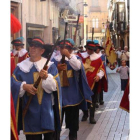 Los zuizones disparando sus arcabuces en su recorrido hacia la catedral.