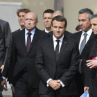Macron (centro) conversa con el arzobispo de Rouen, Dominique Lebrun (derecha), durante la ceremonia por la muerte, hace un año, del sacerdote Jacques Hamel, degollado por dos yihadistas.