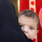 Una mujer con su hijo en brazos en una hospital móvil en el oeste de la ciudad de Mosul.