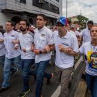 El líder opositor Henrique Capriles (segundo por la derecha) y la esposa del líder opositor Leopoldo López, Lilian Tintori, participan en una manifestación contra el gobierno nacional.
