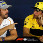 Fernando Alonso (McLaren) y Carlos Sainz (Renault), en el GP de Barcelona, el pasado mes de mayo. /