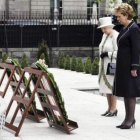 Isabel II de Inglaterra y la presidenta irlandesa Mary Mc Aleese, en el Jardín del Recuerdo.