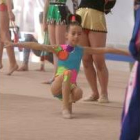 Una joven gimnasta del Ritmo calienta, bajo la mirada de Ruth