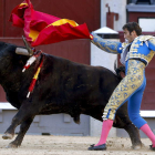 El diestro Antón Cortés en la faena de muleta.