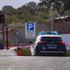 Un vehículo policial en el vertedero de Toledo. ISMAEL HERRERO