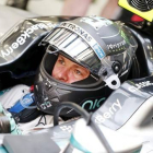 Rosberg, montado en su monoplaza durante los ensayos de este viernes en Bahréin.