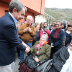 Los vecinos de Matarrosa del Sil recibieron con expectación al ex presidente leonés, José Luis Rodríguez Zapatero. ANA F. BARREDO