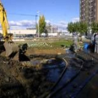 Reparación de una de las averías en el abastecimiento en el entono de la avenida de La Libertad