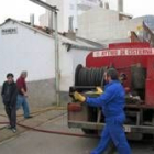 El camión de bomberos del ayuntamiento de Cistierna acudió a sofocar el incendio