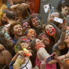 Varios jóvenes se hacen un selfi durante un festival en Madrid. EFE / KIKO HUESCA.